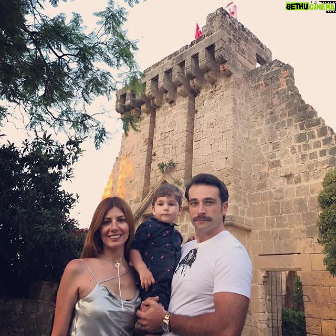 Ozan Dağgez Instagram - #kıbrıs #bellapais #manastır #girne #çekirdekailetatilde #rauferezdağgez @eda_saritasdaggez Kıbrıs Girne Bellapais Manastırı