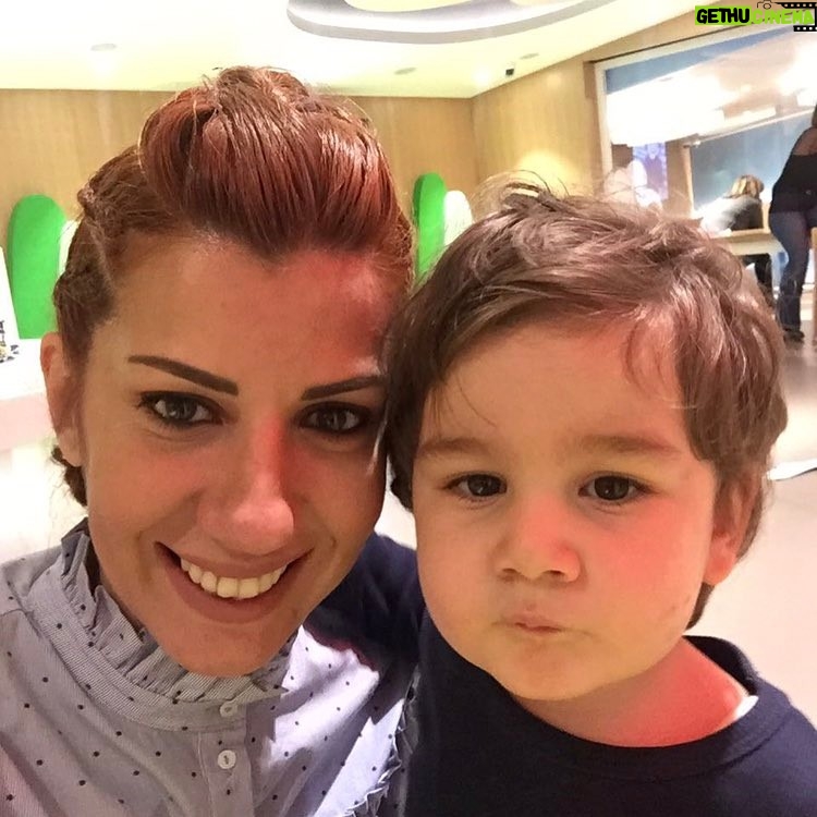 Ozan Dağgez Instagram - Oğlumun güzel annesi,anneler günün kutlu olsun...seni çok seviyoruz 😘😇#rauferezdağgez #annelergünü #kutluolsun #happymothersday @eda_saritasdaggez Bagdat Caddesi Erenköy