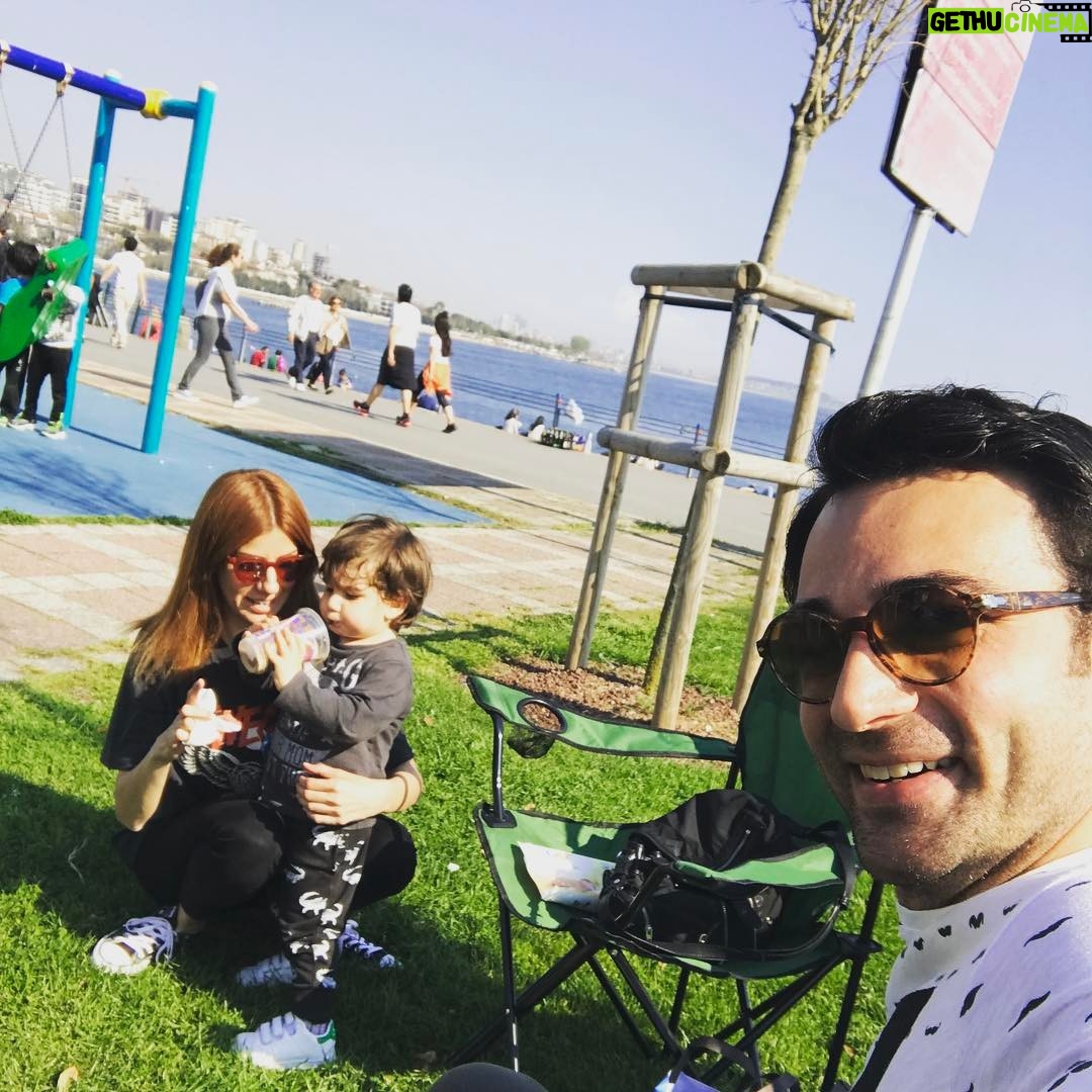 Ozan Dağgez Instagram - #çekirdekailem #bugündeböyle #caddebostansahil #photooftoday #sunnyday☀️ @eda_saritasdaggez #rauferezdağgez Caddebostan Sahili
