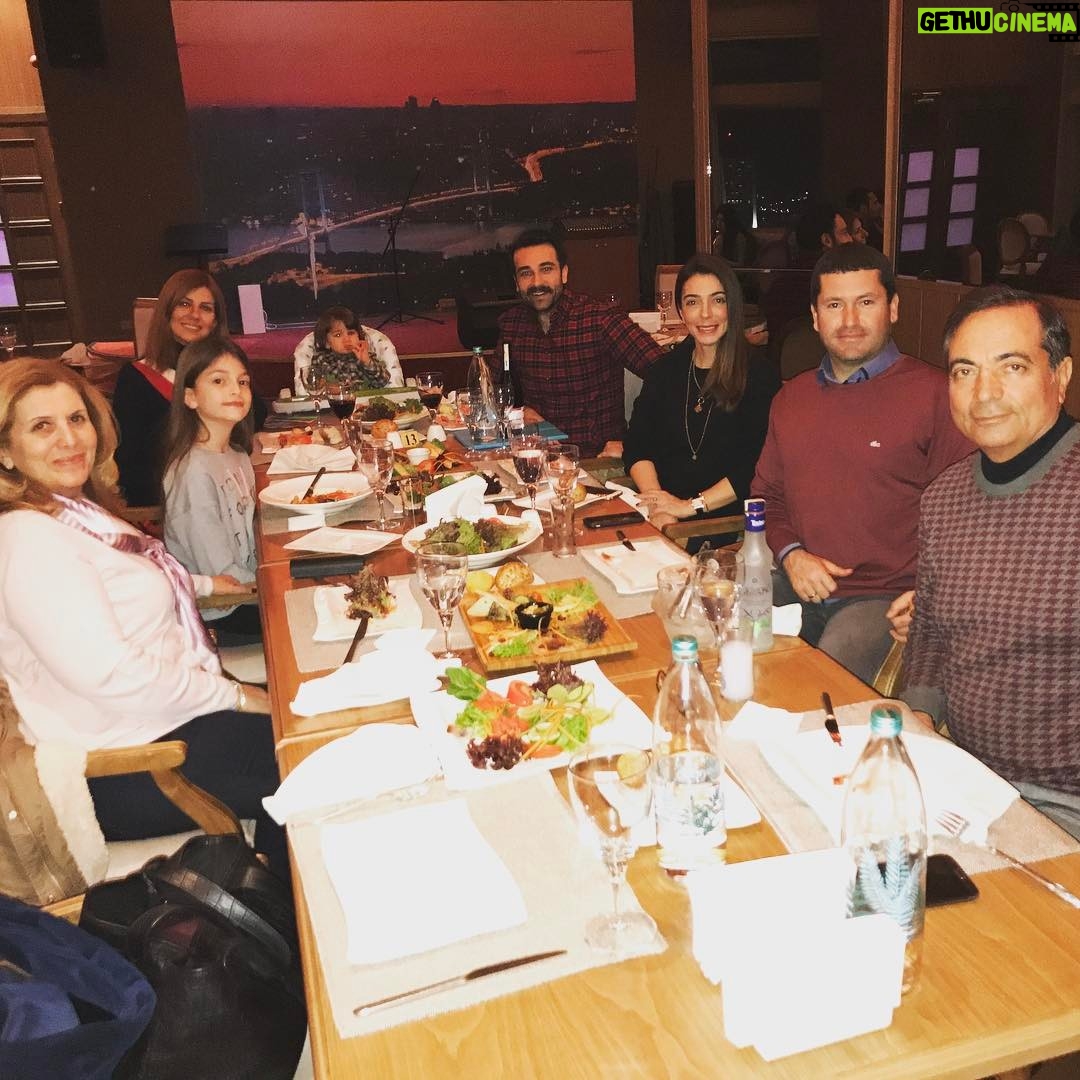 Ozan Dağgez Instagram - #ailem #hoşgelmişler #family #lastnight @nulgundaggez @nihangider @eda_saritasdaggez @gideryapi #rauferezdağgez #muzafferdağgez #dinnerwithfamily Harbiye Ordu Evi Roof Bar