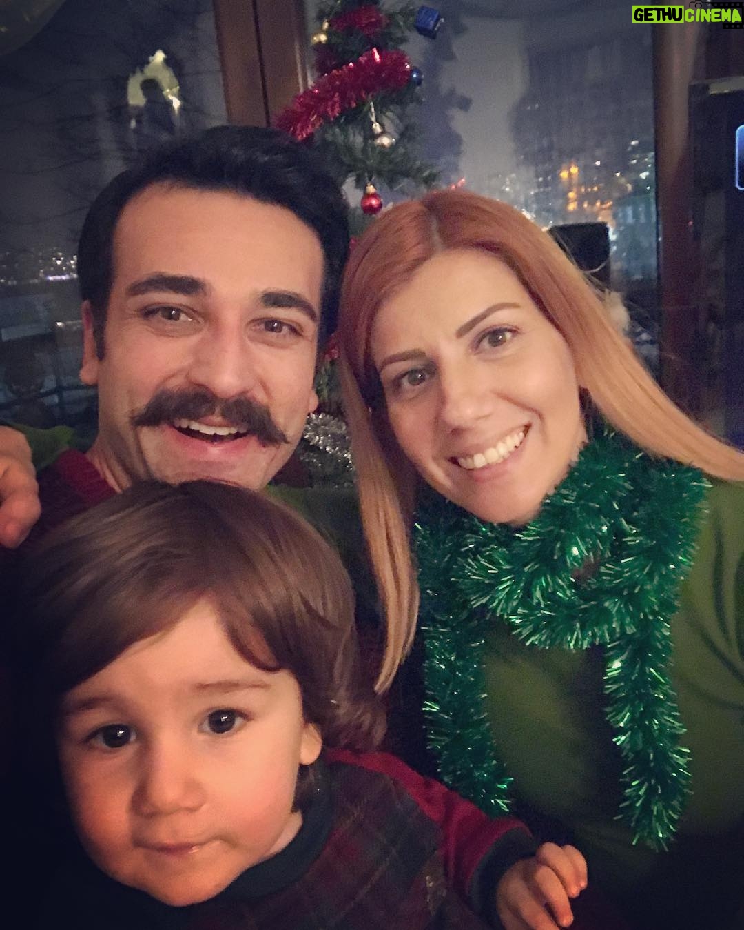 Ozan Dağgez Instagram - Herkese sevgi ve barış dolu bir yıl olsun #2017 #newyear 🎉👏🏻😇 Üsküdar Sahili