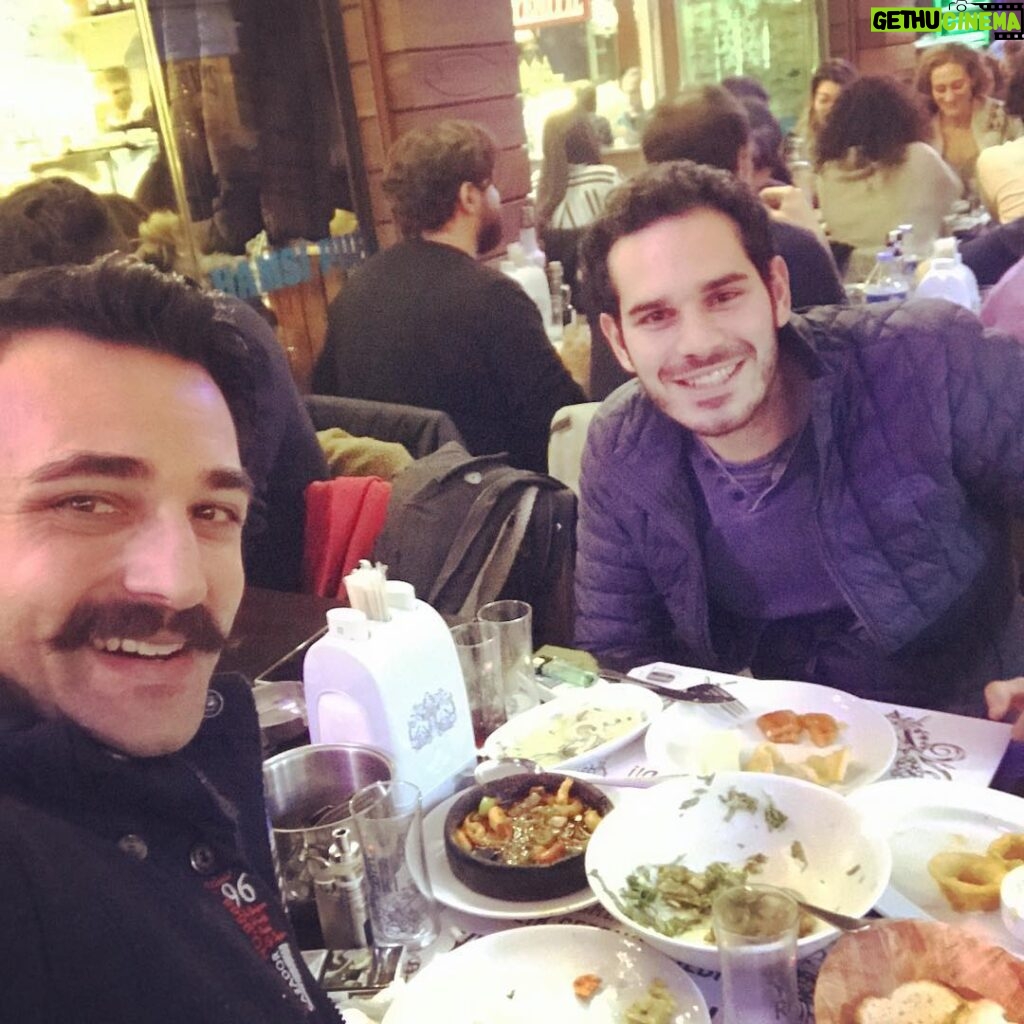 Ozan Dağgez Instagram - #kadıköy #hamsipub #akşamkeyfi #bro #yorgunlukatmaca @ayberkaladar Kadıköy Hamsi Pub