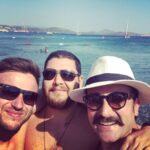 Ozan Dağgez Instagram – #yineyeniyeniden #brotherhood #eskimeyendostluk #bodrum 👊🏻 @jose_rico_calvares @tekinoztin Kefi Beach