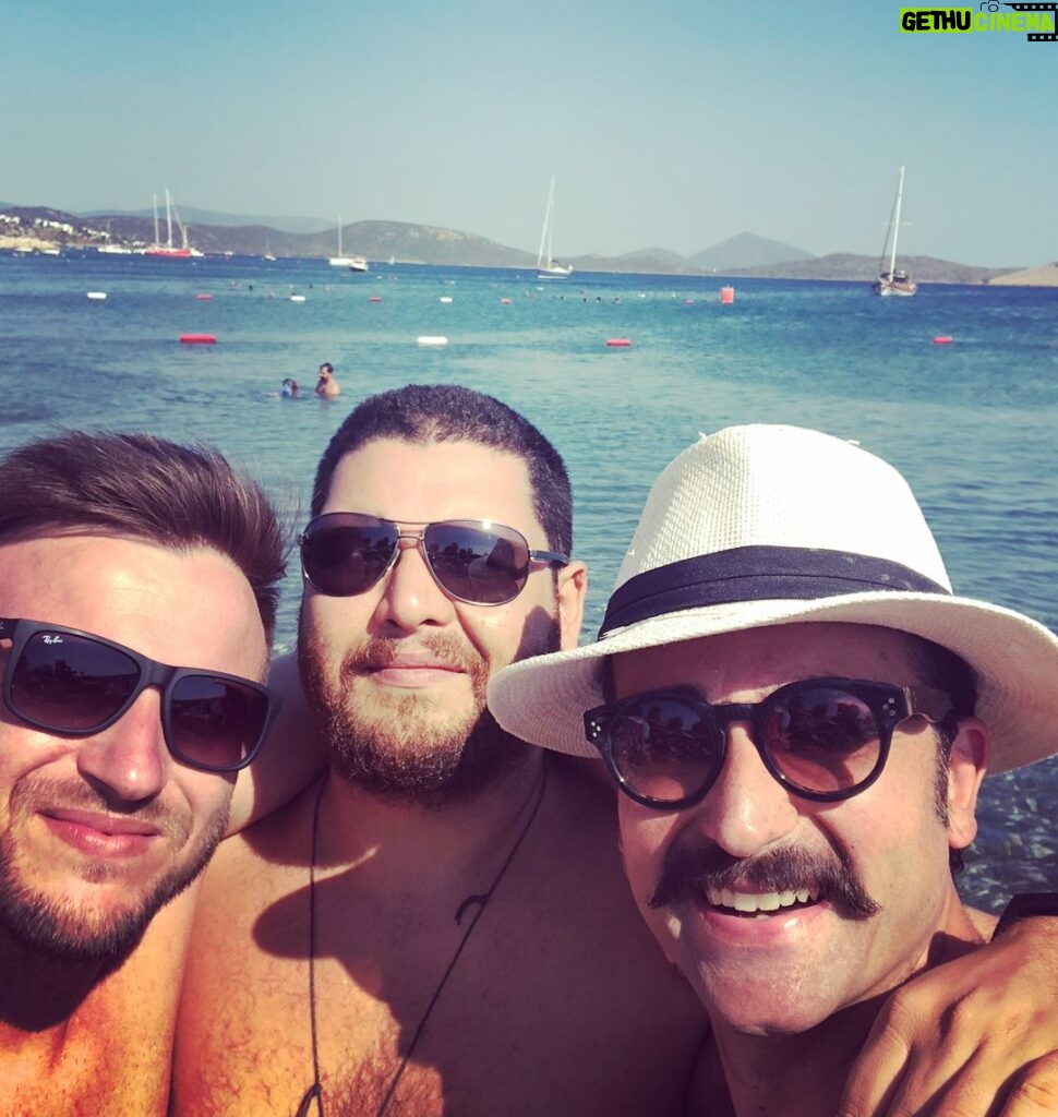 Ozan Dağgez Instagram - #yineyeniyeniden #brotherhood #eskimeyendostluk #bodrum 👊🏻 @jose_rico_calvares @tekinoztin Kefi Beach