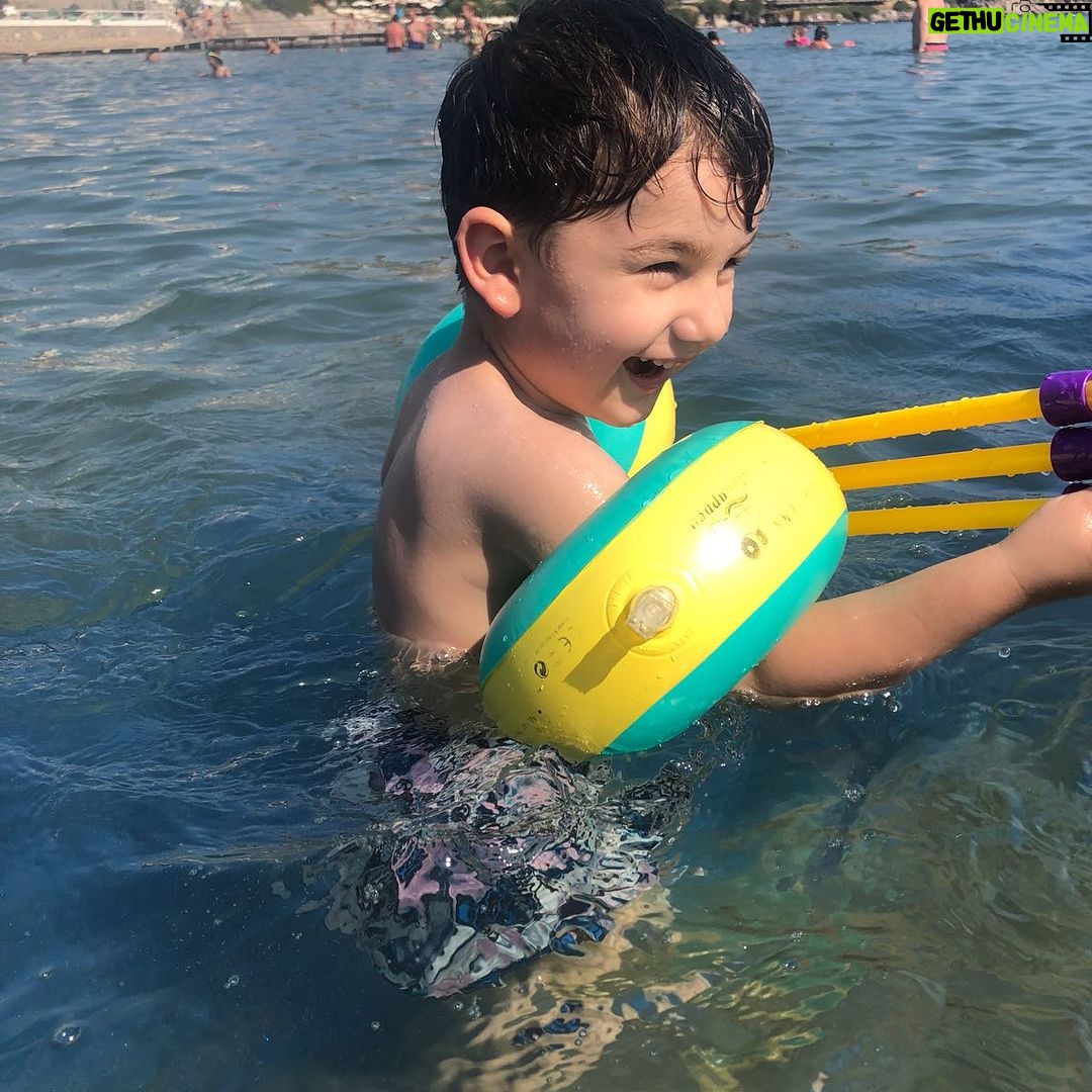 Ozan Dağgez Instagram - #summer #seafunandsun #rauferezdağgez @eda_saritasdaggez Kefi Beach