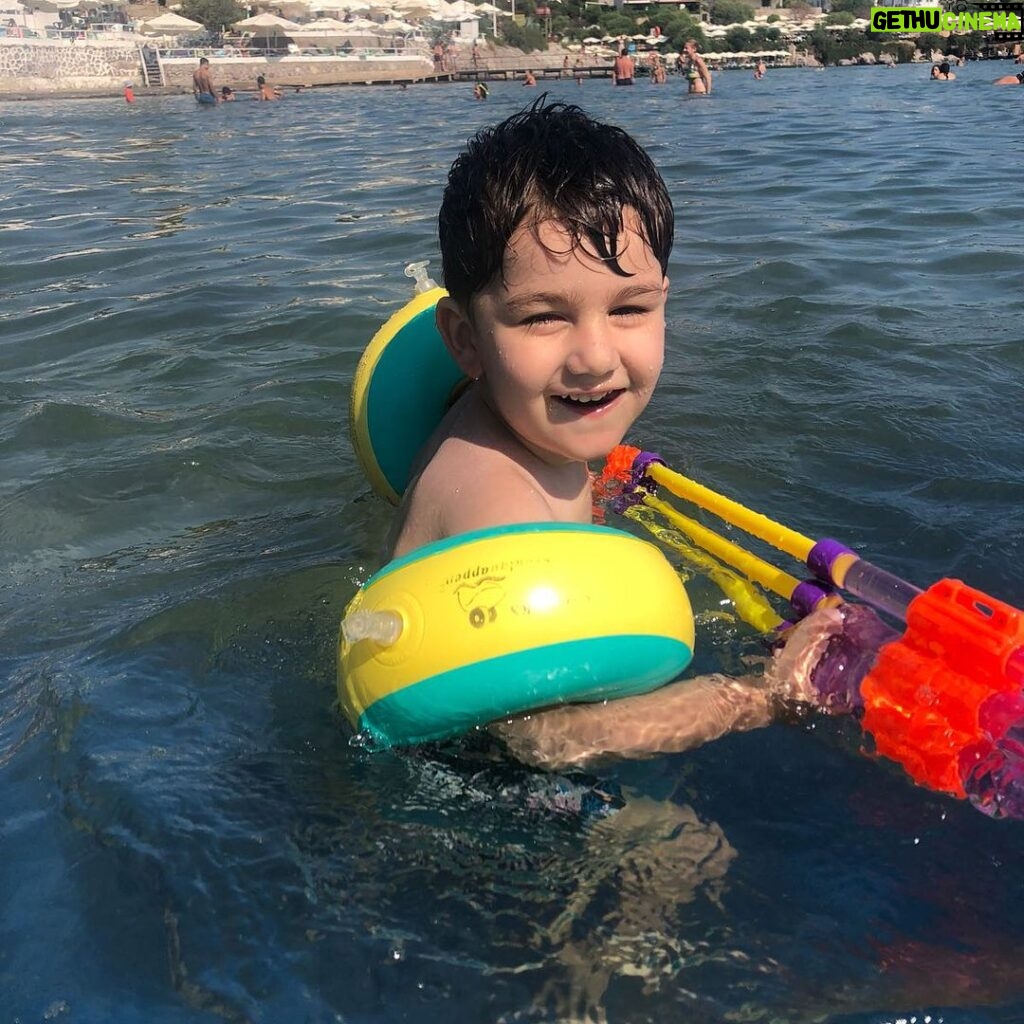 Ozan Dağgez Instagram - #summer #seafunandsun #rauferezdağgez @eda_saritasdaggez Kefi Beach