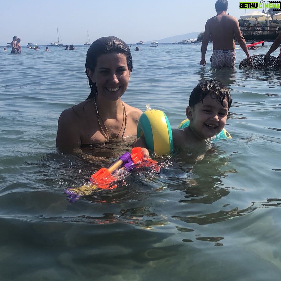 Ozan Dağgez Instagram - #summer #seafunandsun #rauferezdağgez @eda_saritasdaggez Kefi Beach