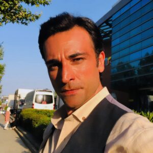Ozan Dağgez Instagram - Just me 😁 @bahtoyunu  @kanald