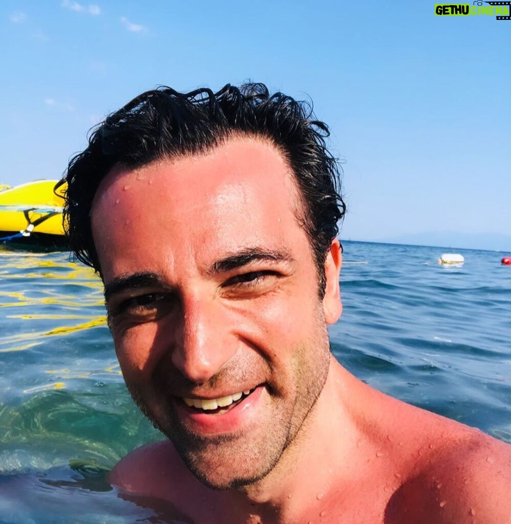 Ozan Dağgez Instagram - One last photo before work #smile #summer2021 ☀️🏖