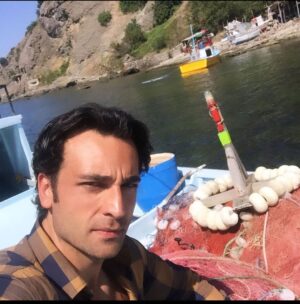 Ozan Dağgez Instagram - takalar geçiyor allı yeşilli
takalar geçiyor dümenleri lâzlı
takalar geçiyor en nazlı
yelkenlilerden de güzel...