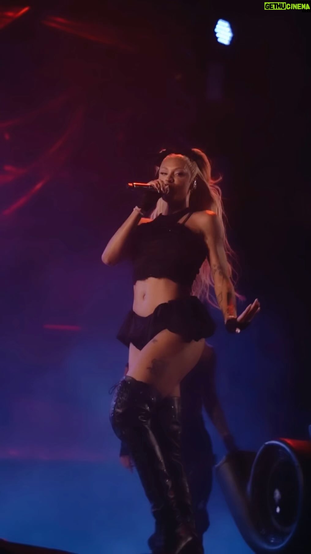 Pabllo Vittar Instagram - muito obrigado RECIFEEEE! foi lindo @lafoliefestival obrigada também a @cia085oficial pela participação mais que especial nesse show! ATÉ O ANO QUE VEM!!! vídeo: @victorribeiros 🖤 Recife, Brazil