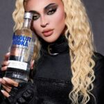 Pabllo Vittar Instagram – o halloween no rio foi por tudoooo! 
 @absolutbrasil levou muito sabor com cocktails incríveis! Teve um mix perfeito de tudo: pessoas, músicas e drinks.

fiquem atentas que dia 10 tá chegando e tem mais Halloween em São Paulo!

A mãezinha tá demais meus amores. 

Um brinde aos Espíritos Livres! 

[Beba com Moderação. 🔞] #BornToMix *publi

🎥 Direção Criativa: @rafalundgren