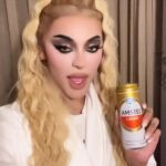 Pabllo Vittar Instagram - Os meus VittarLovers estão atentos? O meu Halloween edição São Paulo está chegando e vai ser babado! Eu quero ver todo mundo lá, e por isso chamei a Amstelzinha aqui pra me ajudar! A @amstelbr pode levar você e um amigo pra curtir com a gente, e ainda vamos tirar uma foto juntinhxs no meu M&G. A promoção é válida pra todo o Brasil, e pra participar você só precisa se cadastrar no www.amstelbrasil.com/halloween-da-pabllo/ até o dia 1/11. Não vai perder essa chance, né? #AmstelEVocêNoHalloweenDaPabllo #BebaComModeraçao *publi São Paulo, Brazil