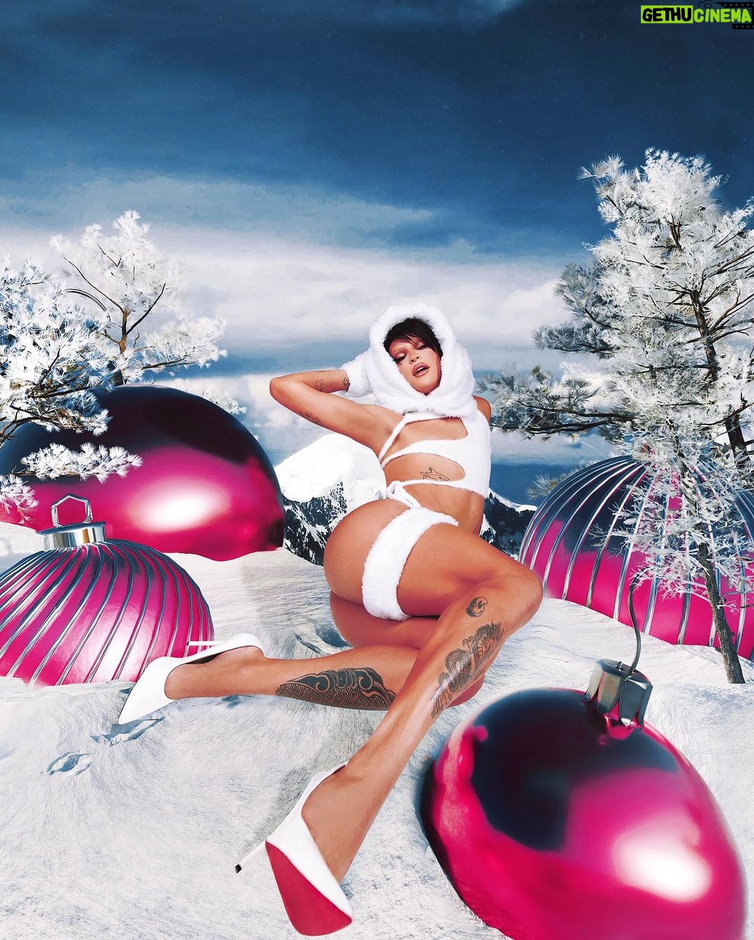 Pabllo Vittar Instagram - all I want for christmas is u ❄️ fotografia e pós-produção: @acid.vk assist: @o.rampazzo @quadrooss 3D e composição: @irynaleblon dir. criativa/arte: @acid.vk retouch: @vwretouch hair @sydneysallesdesign hairdesign: @therezabrown styling: @vitferreira assistente styling: @wll.uil costureira: @camie.ss look: @leodiborges