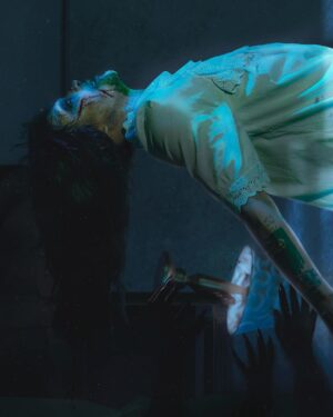 Pabllo Vittar Instagram - THE EXORCIST BABY ! #HALLOWEENDAPABLLO 

Fotografia: @bravin
Light design: @vlinhan
Dir. criativa: @dr1nho
Beauty: @euvictornogueira
Styling: @vitferreira
Laces: @sydneysallesdesign 
Hair Designer: @there.za
Produção de Moda: @wll.uil 
Costureira: @camie.ss
3D: @dr1nho 
Edit: @motta___
Look: @froufrou.vintage