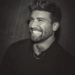 Pablo Alborán Instagram - “Defender la alegría como una trinchera, defenderla del escándalo y la rutina, de la miseria y los miserables, de las ausencias transitorias y las definitivas” Mario Benedetti