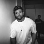 Pablo Alborán Instagram – “Tengo dos alas que esconden mis ojos y puedo volar si los cierro”