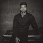 Pablo Alborán Instagram - “Defender la alegría como una trinchera, defenderla del escándalo y la rutina, de la miseria y los miserables, de las ausencias transitorias y las definitivas” Mario Benedetti