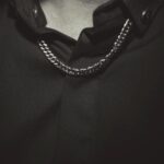 Pablo Alborán Instagram - “Defender la alegría como una trinchera, defenderla del escándalo y la rutina, de la miseria y los miserables, de las ausencias transitorias y las definitivas” Mario Benedetti
