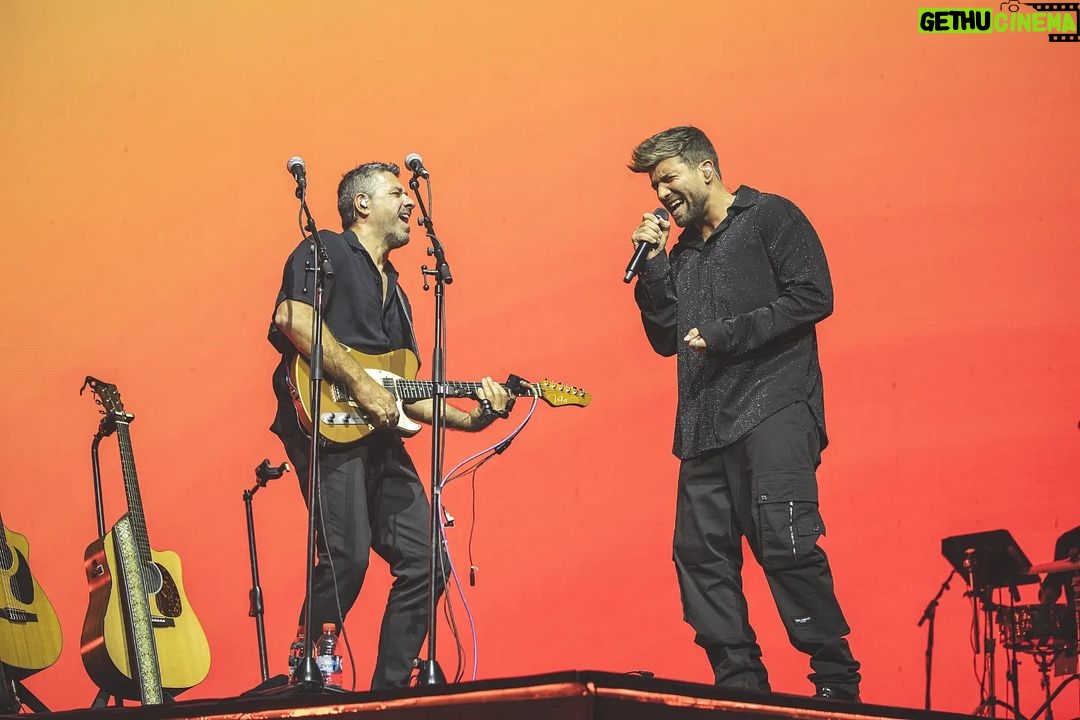 Pablo Alborán Instagram - ¡¡Que nadie se atreva a decirnos que pare la fiestaaaaaaa!! Esta noche repetimos en #SANTIAGODECHILE !!!!!! Última parada de la gira en Latinoamérica antes de seguir la gira en USA y PUERTO RICO!!!! 🇺🇲09/02 MIAMI, FL 🇺🇲14/02 IRVING, TX 🇺🇲16/02 HOUSTON, TX 🇺🇲21/02 SAN JOSE, CA 🇺🇲23/02 COACHELLA, CA 🇺🇲24/02 LOS ANGELES, CA 🇺🇲28/02 BOSTON, MA 🇺🇲1/03 NEW YORK, NY 🇺🇲03/03 WASHINGTON, DC 🇺🇲07/03 ATLANTA, GA 🇵🇷10/03 SANJUAN (PUERTO RICO) Santiago de chile, Chile