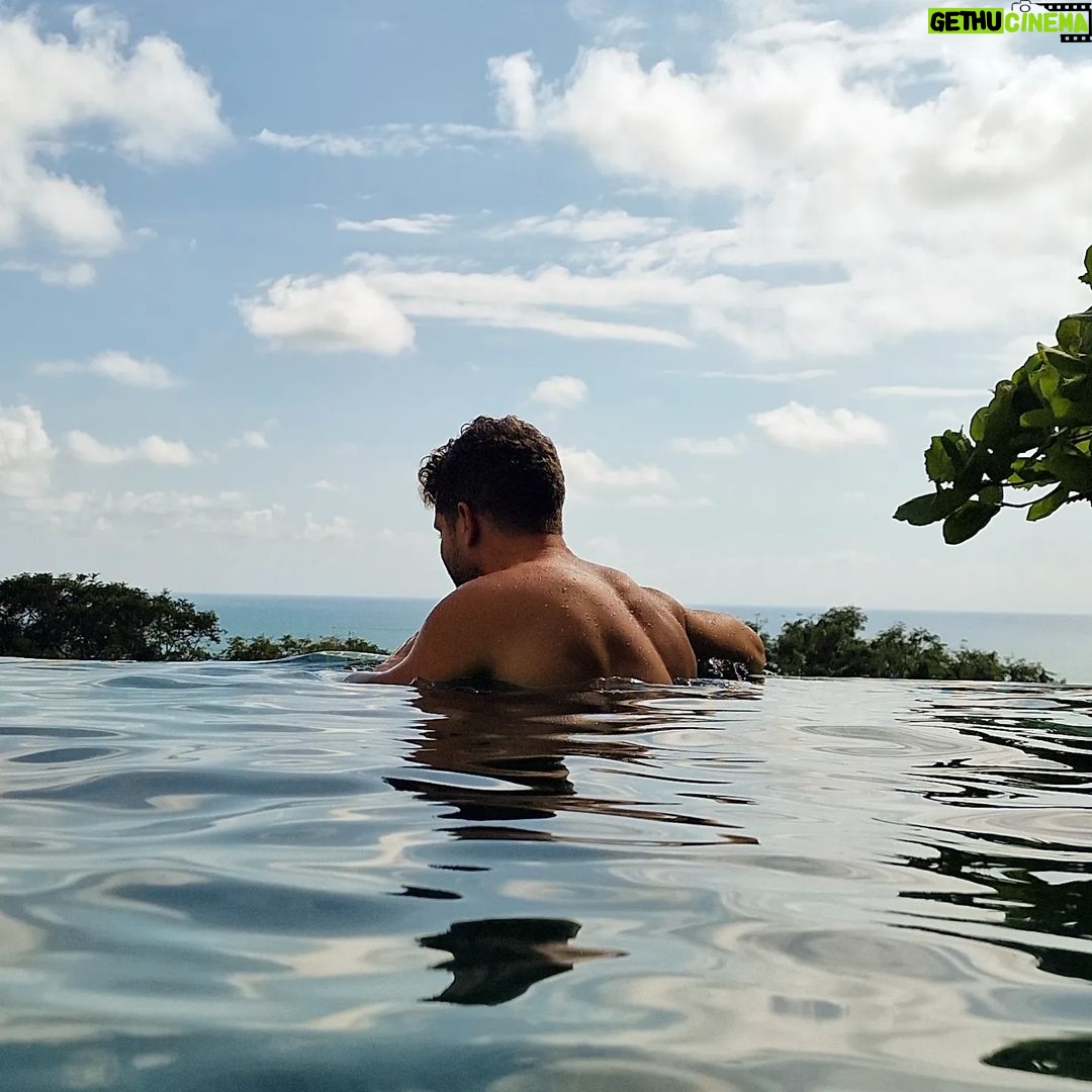 Pablo Alborán - 142.7K Likes - Menos mal que existen momentos así.