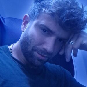 Pablo Alborán Instagram - Venimos de San Salvador, después de muchas horas de vuelo con turbulencias, cambio de hora y sin pegar ojo, llegamos por fin a CHILE!!!! Donde me recibe mi familia. Varios clubs de fans diferentes pero siempre unidos, dispuest@s a no dormir como yo, con tal de poder pasar un rato juntos. No tengo palabras para tanto cariño. Gracias por esperarme y por haber llenado dos movistar arena desde hace meses.. 
Esta relación es inquebrantable. Os amo.