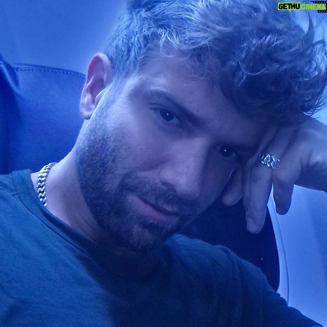 Pablo Alborán - 82.8K Likes - Venimos de San Salvador, después de muchas horas de vuelo con turbulencias, cambio de hora y sin pegar ojo, llegamos por fin a CHILE!!!! Donde me recibe mi familia. Varios clubs de fans diferentes pero siempre unidos, dispuest@s a no dormir como yo, con tal de poder pasar un rato juntos. No tengo palabras para tanto cariño. Gracias por esperarme y por haber llenado dos movistar arena desde hace meses..
Esta relación es inquebrantable. Os amo.