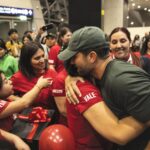 Pablo Alborán Instagram – Venimos de San Salvador, después de muchas horas de vuelo con turbulencias, cambio de hora y sin pegar ojo, llegamos por fin a CHILE!!!! Donde me recibe mi familia. Varios clubs de fans diferentes pero siempre unidos, dispuest@s a no dormir como yo, con tal de poder pasar un rato juntos. No tengo palabras para tanto cariño. Gracias por esperarme y por haber llenado dos movistar arena desde hace meses.. 
Esta relación es inquebrantable. Os amo. Santiago, Chile