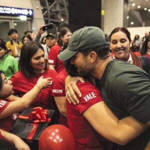 Pablo Alborán Instagram - Venimos de San Salvador, después de muchas horas de vuelo con turbulencias, cambio de hora y sin pegar ojo, llegamos por fin a CHILE!!!! Donde me recibe mi familia. Varios clubs de fans diferentes pero siempre unidos, dispuest@s a no dormir como yo, con tal de poder pasar un rato juntos. No tengo palabras para tanto cariño. Gracias por esperarme y por haber llenado dos movistar arena desde hace meses.. 
Esta relación es inquebrantable. Os amo.