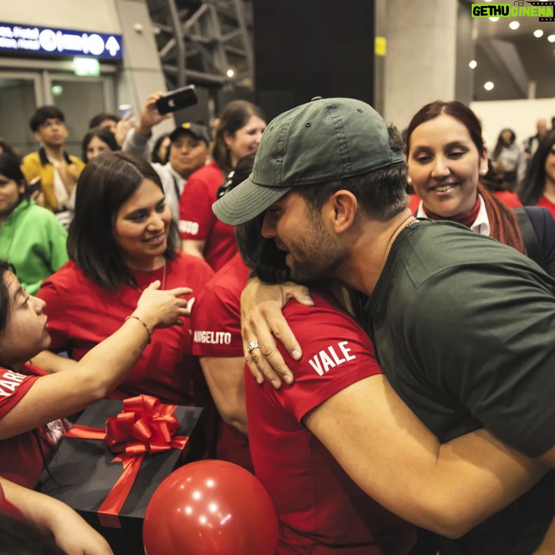 Pablo Alborán - 82.8K Likes - Venimos de San Salvador, después de muchas horas de vuelo con turbulencias, cambio de hora y sin pegar ojo, llegamos por fin a CHILE!!!! Donde me recibe mi familia. Varios clubs de fans diferentes pero siempre unidos, dispuest@s a no dormir como yo, con tal de poder pasar un rato juntos. No tengo palabras para tanto cariño. Gracias por esperarme y por haber llenado dos movistar arena desde hace meses..
Esta relación es inquebrantable. Os amo.