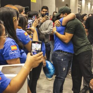 Pablo Alborán Instagram - Venimos de San Salvador, después de muchas horas de vuelo con turbulencias, cambio de hora y sin pegar ojo, llegamos por fin a CHILE!!!! Donde me recibe mi familia. Varios clubs de fans diferentes pero siempre unidos, dispuest@s a no dormir como yo, con tal de poder pasar un rato juntos. No tengo palabras para tanto cariño. Gracias por esperarme y por haber llenado dos movistar arena desde hace meses.. 
Esta relación es inquebrantable. Os amo.