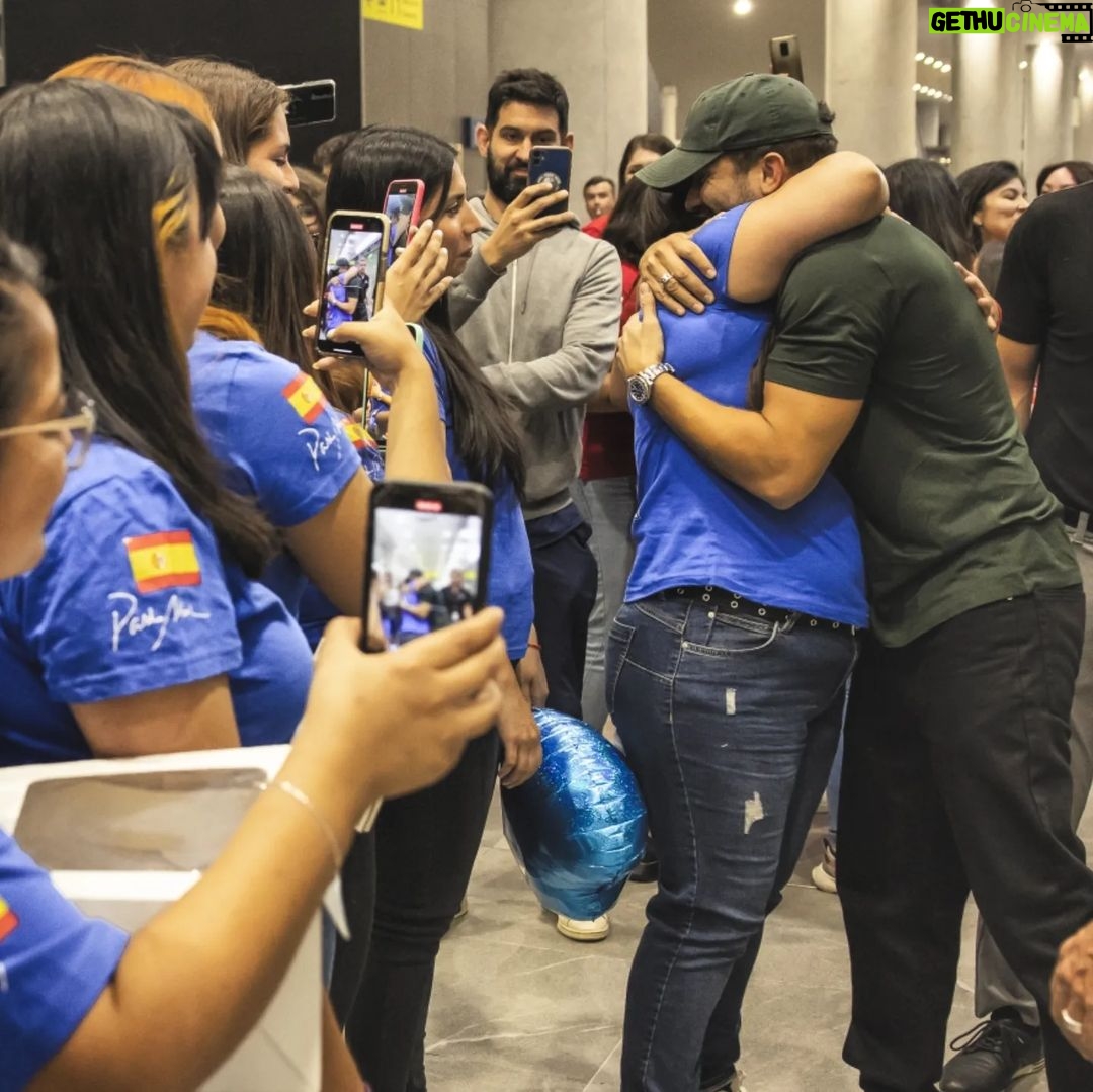 Pablo Alborán - 82.8K Likes - Venimos de San Salvador, después de muchas horas de vuelo con turbulencias, cambio de hora y sin pegar ojo, llegamos por fin a CHILE!!!! Donde me recibe mi familia. Varios clubs de fans diferentes pero siempre unidos, dispuest@s a no dormir como yo, con tal de poder pasar un rato juntos. No tengo palabras para tanto cariño. Gracias por esperarme y por haber llenado dos movistar arena desde hace meses..
Esta relación es inquebrantable. Os amo.