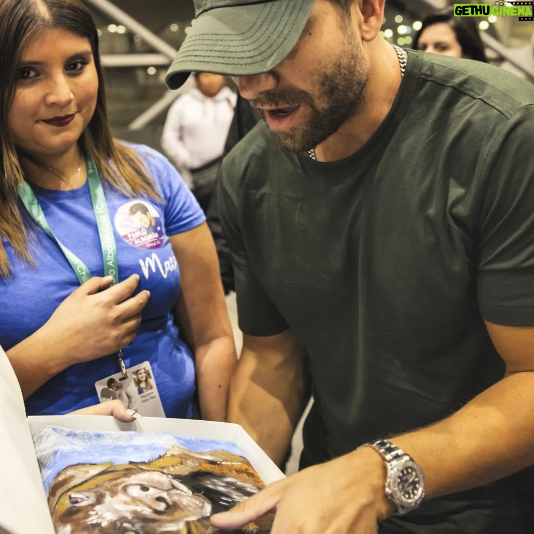 Pablo Alborán - 82.8K Likes - Venimos de San Salvador, después de muchas horas de vuelo con turbulencias, cambio de hora y sin pegar ojo, llegamos por fin a CHILE!!!! Donde me recibe mi familia. Varios clubs de fans diferentes pero siempre unidos, dispuest@s a no dormir como yo, con tal de poder pasar un rato juntos. No tengo palabras para tanto cariño. Gracias por esperarme y por haber llenado dos movistar arena desde hace meses..
Esta relación es inquebrantable. Os amo.