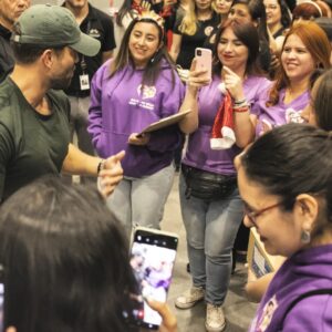 Pablo Alborán Instagram - Venimos de San Salvador, después de muchas horas de vuelo con turbulencias, cambio de hora y sin pegar ojo, llegamos por fin a CHILE!!!! Donde me recibe mi familia. Varios clubs de fans diferentes pero siempre unidos, dispuest@s a no dormir como yo, con tal de poder pasar un rato juntos. No tengo palabras para tanto cariño. Gracias por esperarme y por haber llenado dos movistar arena desde hace meses.. 
Esta relación es inquebrantable. Os amo.