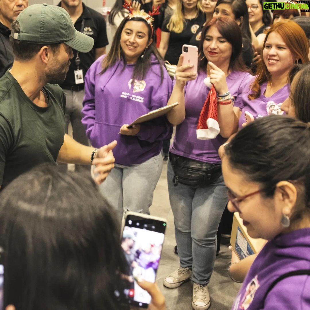 Pablo Alborán - 82.8K Likes - Venimos de San Salvador, después de muchas horas de vuelo con turbulencias, cambio de hora y sin pegar ojo, llegamos por fin a CHILE!!!! Donde me recibe mi familia. Varios clubs de fans diferentes pero siempre unidos, dispuest@s a no dormir como yo, con tal de poder pasar un rato juntos. No tengo palabras para tanto cariño. Gracias por esperarme y por haber llenado dos movistar arena desde hace meses..
Esta relación es inquebrantable. Os amo.
