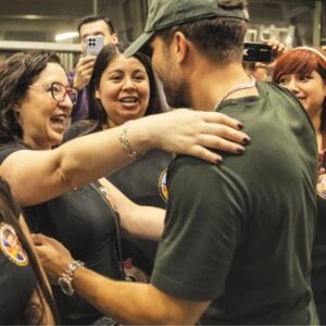 Pablo Alborán Instagram - Venimos de San Salvador, después de muchas horas de vuelo con turbulencias, cambio de hora y sin pegar ojo, llegamos por fin a CHILE!!!! Donde me recibe mi familia. Varios clubs de fans diferentes pero siempre unidos, dispuest@s a no dormir como yo, con tal de poder pasar un rato juntos. No tengo palabras para tanto cariño. Gracias por esperarme y por haber llenado dos movistar arena desde hace meses.. 
Esta relación es inquebrantable. Os amo.