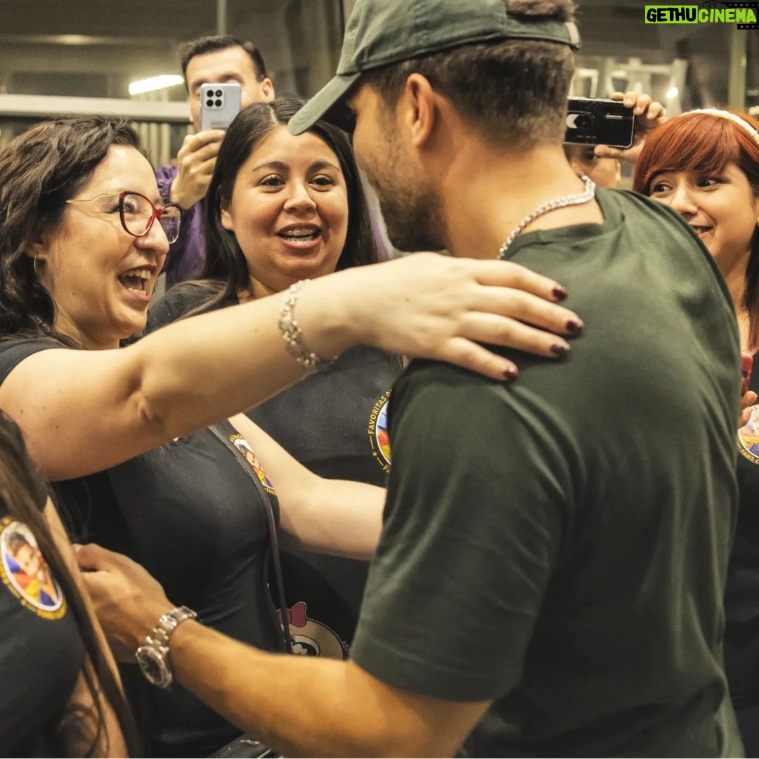 Pablo Alborán - 82.8K Likes - Venimos de San Salvador, después de muchas horas de vuelo con turbulencias, cambio de hora y sin pegar ojo, llegamos por fin a CHILE!!!! Donde me recibe mi familia. Varios clubs de fans diferentes pero siempre unidos, dispuest@s a no dormir como yo, con tal de poder pasar un rato juntos. No tengo palabras para tanto cariño. Gracias por esperarme y por haber llenado dos movistar arena desde hace meses..
Esta relación es inquebrantable. Os amo.
