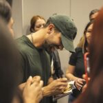 Pablo Alborán Instagram – Venimos de San Salvador, después de muchas horas de vuelo con turbulencias, cambio de hora y sin pegar ojo, llegamos por fin a CHILE!!!! Donde me recibe mi familia. Varios clubs de fans diferentes pero siempre unidos, dispuest@s a no dormir como yo, con tal de poder pasar un rato juntos. No tengo palabras para tanto cariño. Gracias por esperarme y por haber llenado dos movistar arena desde hace meses..
Esta relación es inquebrantable. Os amo. Santiago, Chile