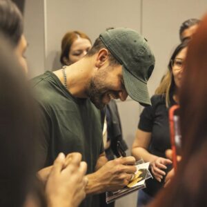 Pablo Alborán Instagram - Venimos de San Salvador, después de muchas horas de vuelo con turbulencias, cambio de hora y sin pegar ojo, llegamos por fin a CHILE!!!! Donde me recibe mi familia. Varios clubs de fans diferentes pero siempre unidos, dispuest@s a no dormir como yo, con tal de poder pasar un rato juntos. No tengo palabras para tanto cariño. Gracias por esperarme y por haber llenado dos movistar arena desde hace meses.. 
Esta relación es inquebrantable. Os amo.