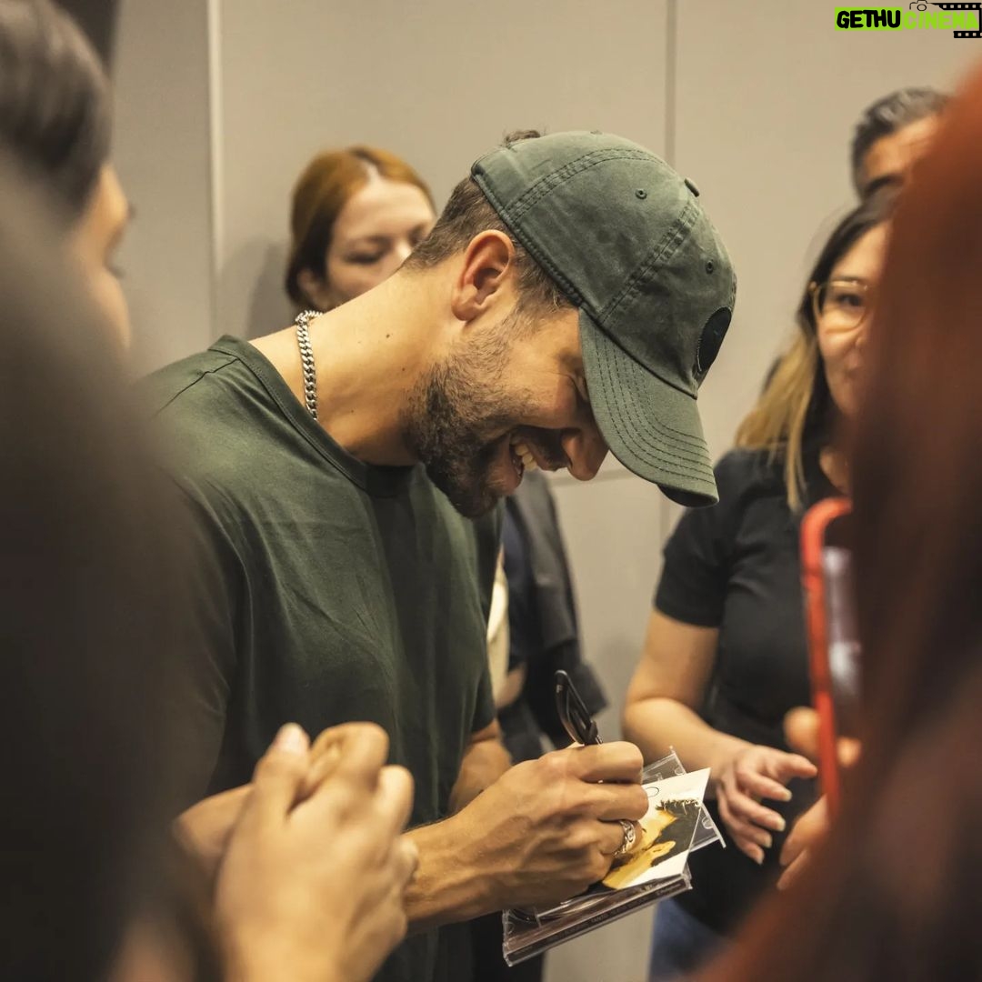Pablo Alborán - 82.8K Likes - Venimos de San Salvador, después de muchas horas de vuelo con turbulencias, cambio de hora y sin pegar ojo, llegamos por fin a CHILE!!!! Donde me recibe mi familia. Varios clubs de fans diferentes pero siempre unidos, dispuest@s a no dormir como yo, con tal de poder pasar un rato juntos. No tengo palabras para tanto cariño. Gracias por esperarme y por haber llenado dos movistar arena desde hace meses..
Esta relación es inquebrantable. Os amo.