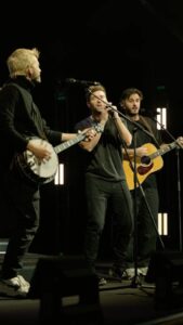 Pablo Alborán Instagram - Tocar con vosotros @morat es maravilloso. Sois de los artistas y compositores que más admiro y con los que más me identifico. Gracias por acompañarme anoche en #SanJosé