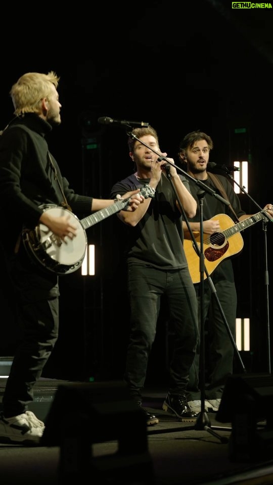 Pablo Alborán Instagram - Tocar con vosotros @morat es maravilloso. Sois de los artistas y compositores que más admiro y con los que más me identifico. Gracias por acompañarme anoche en #SanJosé