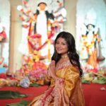 Pallavi Mukherjee Instagram - শুভ বিজয়া র মিষ্টিমাখা শুভেচ্ছা জানাই প্রিয়জনদের 🤍 @marygitasree 📷 @portraitdeewana Saree @odhniworld Styled by @styleitupwithraavi @littlepuffsofhappiness Hair @flawlesshair_by_sharmila #subhobijoya #durgapuja #durgapujo #mumbai #instagram #ootd #festivewear #festivevibes #saree #navratrispecial