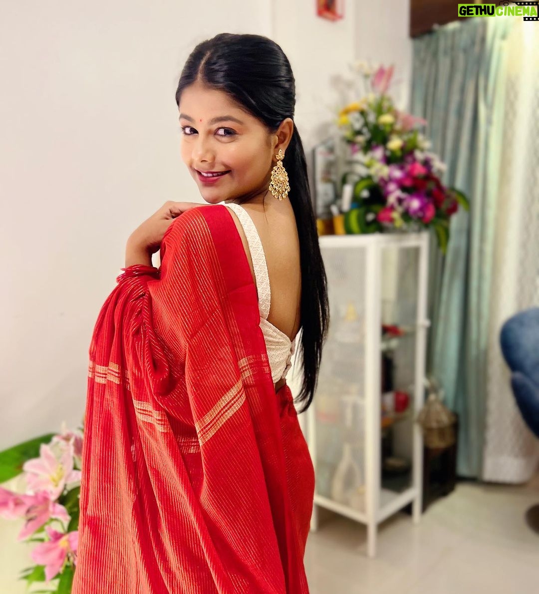 Pallavi Mukherjee Instagram - Happy Ganesh Chaturthi β₯οΈβ₯οΈ Few glimpses π π· @sanjudharmyfitness #ganeshchaturthi #maharasthra #festivetime #ganeshutsav #traditional #indianwear #lookoftheday #redsaree #moments #festivewear #postoftheday Mumbai, Maharashtra