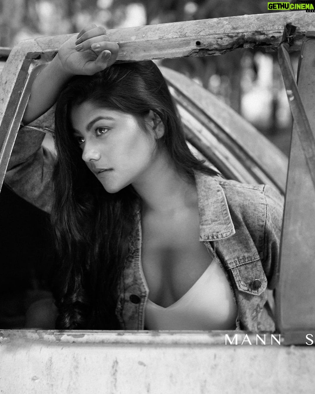 Pallavi Mukherjee Instagram - “Life in monochrome.”🤍 📷 @mannshindephotography #blackandwhitephotography #instamood #photoshoot #potraitphotography #mumbai #actorslife #photooftheday #vintagestyle #vintageshoot Mumbai, Maharashtra