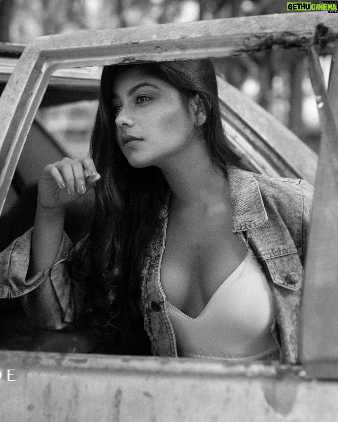 Pallavi Mukherjee Instagram - “Life in monochrome.”🤍 📷 @mannshindephotography #blackandwhitephotography #instamood #photoshoot #potraitphotography #mumbai #actorslife #photooftheday #vintagestyle #vintageshoot Mumbai, Maharashtra