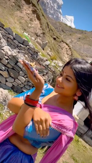Pallavi Mukherjee Instagram - प्रेम दीवानी ❤️🌸

🎥 @classicpahadi 

#krishnareels #krishnavibe #reels #badrinathtemple #mountains #mountainreels #radheradhe #reelsinstagram #krishnalove
