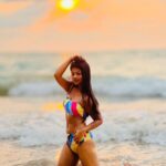 Pallavi Mukherjee Instagram – I dream in the colors of the sunset 🏝☀️🤍

#blurrysunset 

👙 @angelcroshet_swimwear 

#sunsetlovers #sunsetvibes #goldenhour #beachlife #phuketthailand #sunset🌅 #beachlife🌴 #blurrymode #sunday