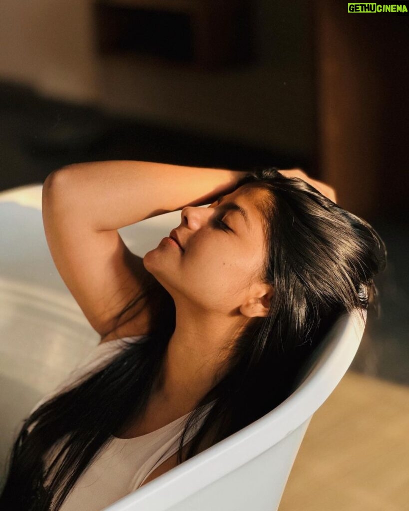 Pallavi Mukherjee Instagram - My sun kissed morning be like🌞 📷 @letsbeconfused #nomakeup #nofilter #morningvibes #messyhair #morningmood #sunshinegirl #beconfidentinyourskin #loveyourself