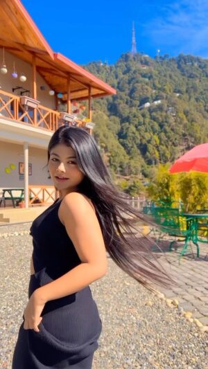 Pallavi Mukherjee Instagram - Tum Tum  Vibes in 🏔🔥
 

📍@annfield_cottage 

#tumtumsong #réel #reelitfeelit #danceinthemoutains #saturdaymorning #dancelover #trendingreel #dancereels